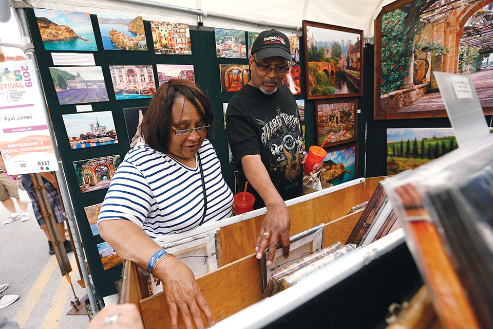 Patrons at the Columbus Arts Festival (photo by Greg Bartram)