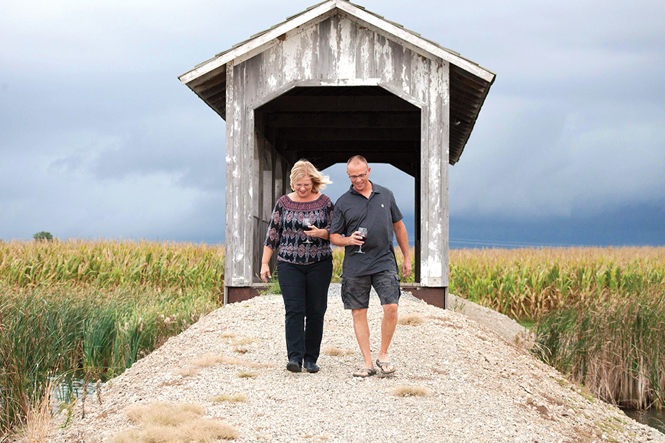 Couple at Sycamore Lake Wine Co. (photo by Jenn Prine)