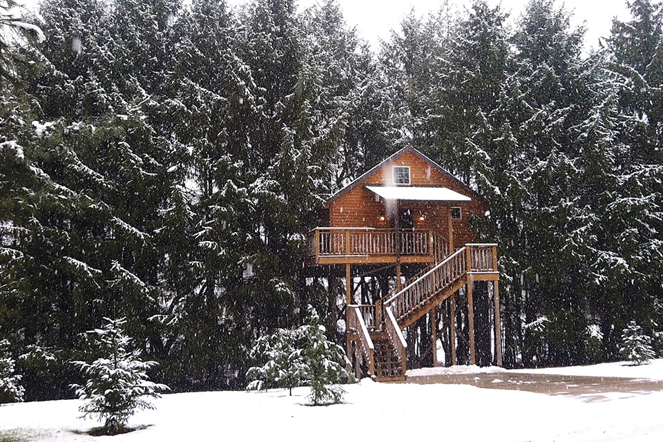 Lofty Willows Treehouse in winter (photo courtesy of Amish Country Lodging)