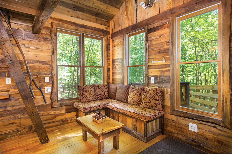 Old Pine Treehouse living room