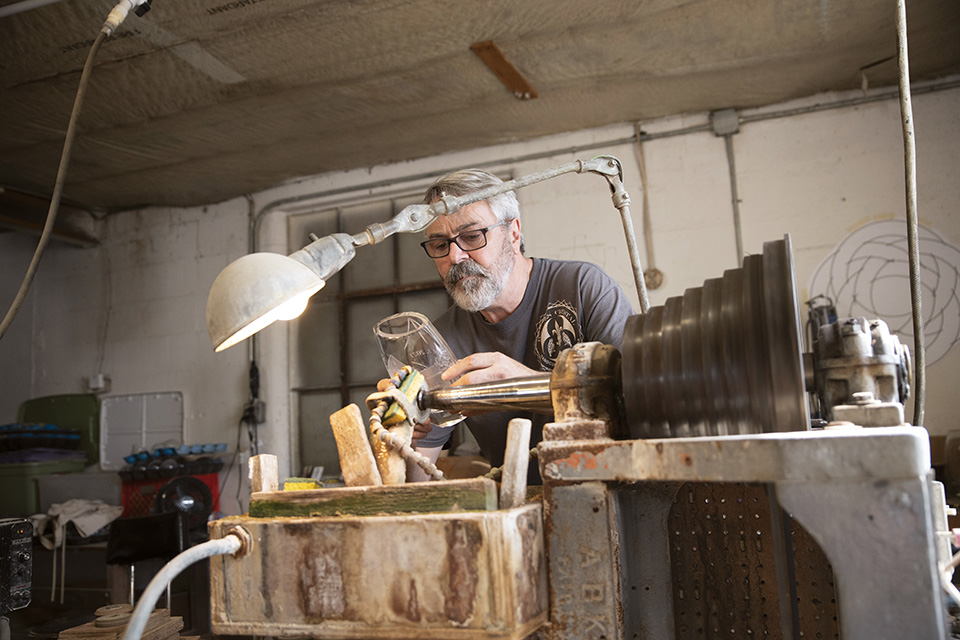 Aidan Scully working on glass at Hawkes Crystal (photo by Rachael Jirousek)