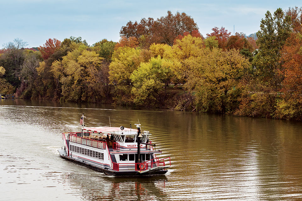 Valley Gem sternwheeler in fall (photo by Nate Knobel)