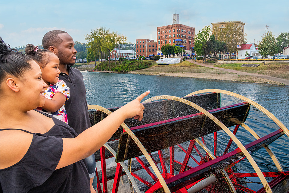 Family traveling on Marietta Sternwheeler (photo by Bruce Wunderlich)