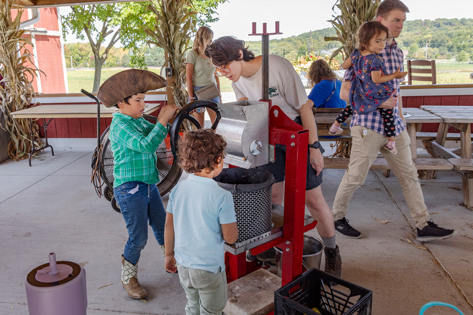 Kids at Apple & Honey Harvest Weekend (photo by Earl Linaburg)
