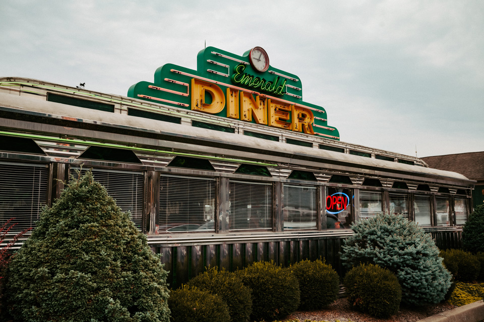 Exterior of Rhonda’s Emerald Diner in Hubbard (photo by Carlyn Pecchia)