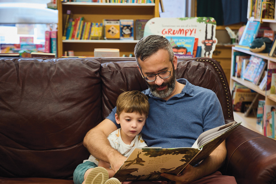Dad reading to son at Paragraphs Bookstore in Mount Vernon (photo by Rachael Jirousek)