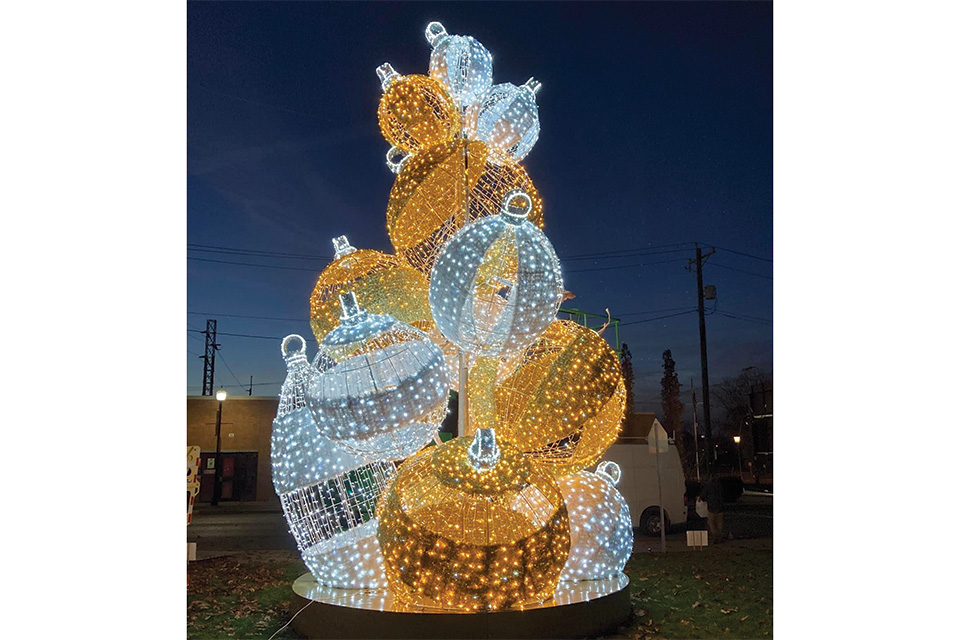 Ornament tree in downtown Zanesville (photo courtesy of Visit Zanesville) Ornament tree in downtown Zanesville (photo courtesy of Visit Zanesville)