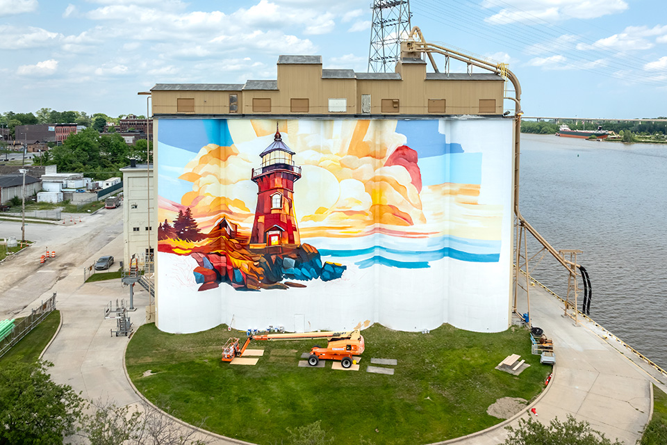 Lighthouse mural for the River Gallery Project in Toledo (photo by Doug Hinebaugh)