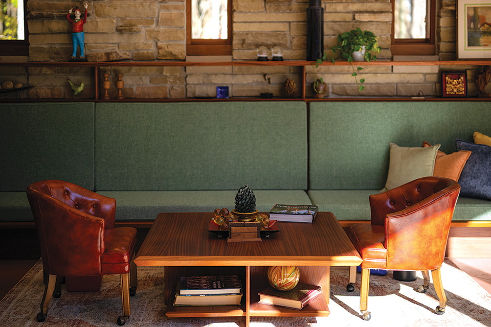 Banquette seating, table and chairs at RiverRock House in Willoughby (photo by Erik Drost)