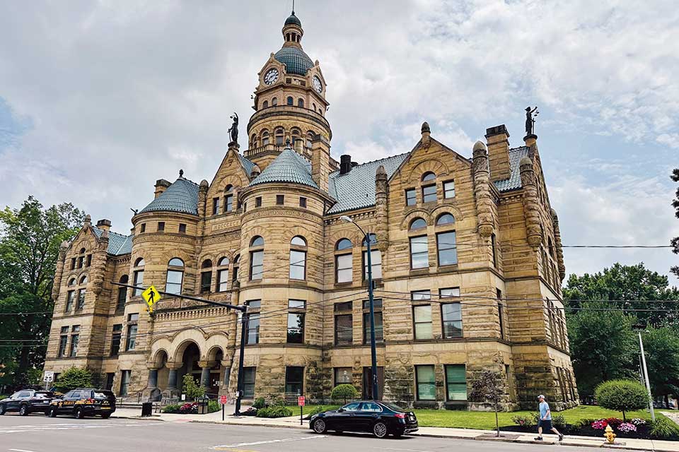 Exterior of Trumbull County Courthouse in Warren (photo by Paul Chandler)