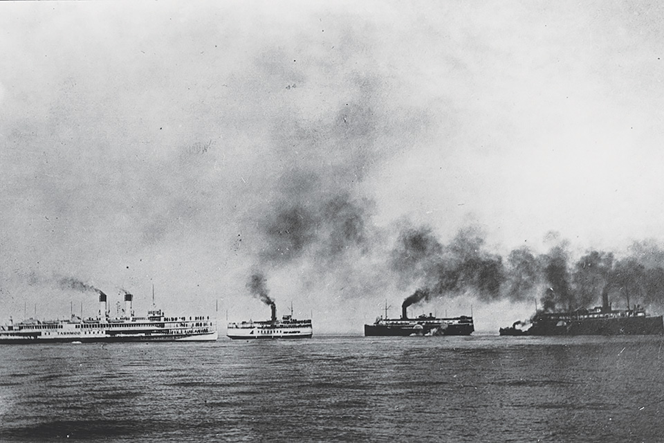 Steamboats “Tashmoo” and “City of Erie” in 1910 race on Lake Erie (photo courtesy of National Museum of the Great Lakes)
