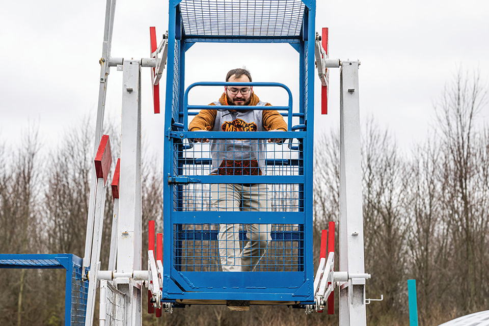 Amusement park preservationist Troy Parsh shows how the Swingin’ Gyms ride operates (photo by Ken Blaze)