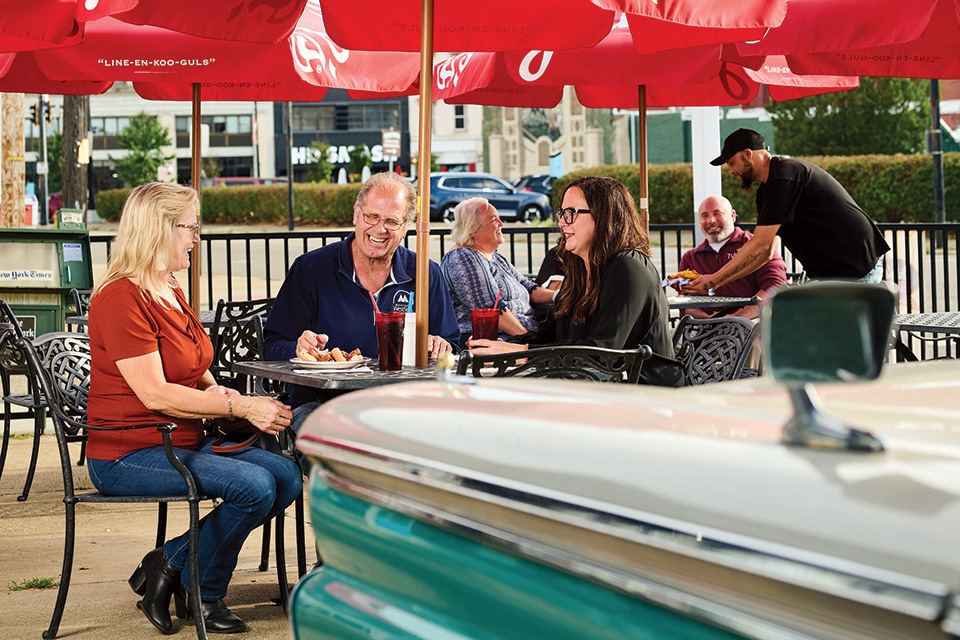 People eating at Chloe’s Diner in Massillon (photo by Jeani Brechbill)