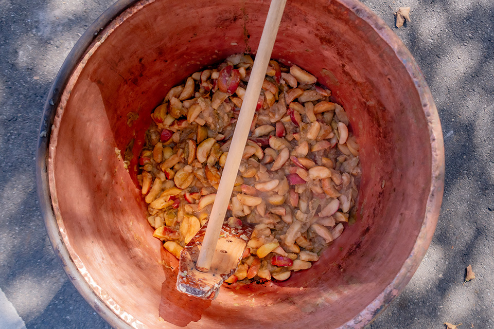 Apples at Apple Butter Stirrin’ Festival in Coschocton’s Roscoe Village (photo courtesy of Apple Butter Stirrin’ Festival)