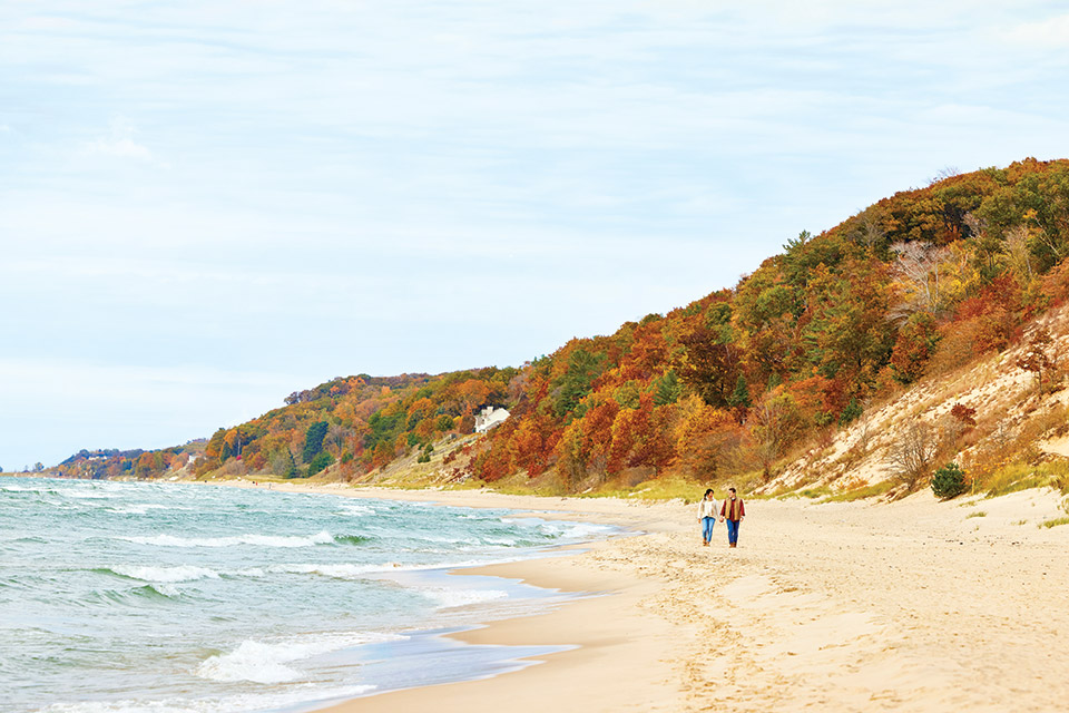 Beach at Saugatuck Dunes State Park in Holland (photo by Julien Capmeil)